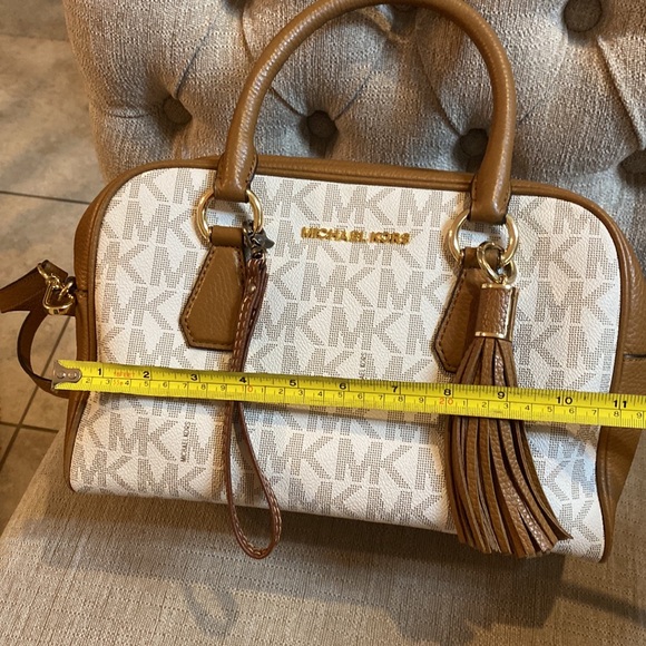 Michael Kors EUC Vanilla Bedford Satchel w/Multiple Pockets & Dust Bag - Picture 14 of 17